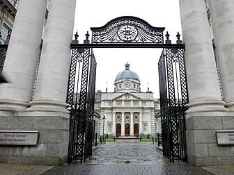 Banking inquiry holds its firs...